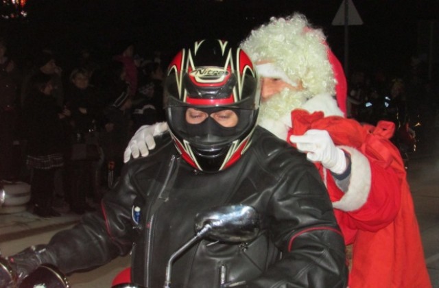 Дядо Коледа дойде в Г. Оряховица с мощен чопър