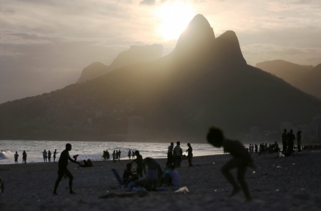 В Рио ще посрещнат лятото с колективен топлес