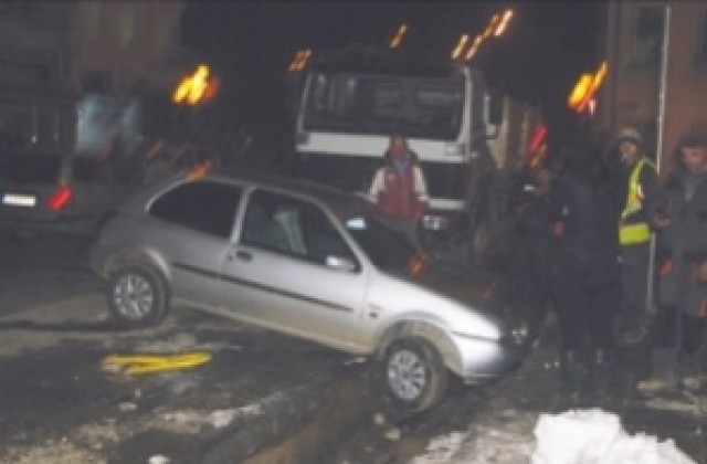 Автомобил пропадна в траншея на паркинг