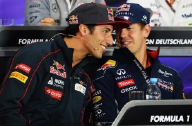 Хамилтън „насъсква“ новия в Ред Бул срещу Фетел