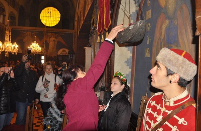 Запалиха сребърното кандило-кораб в храма  „Св. Николай Чудотворец“