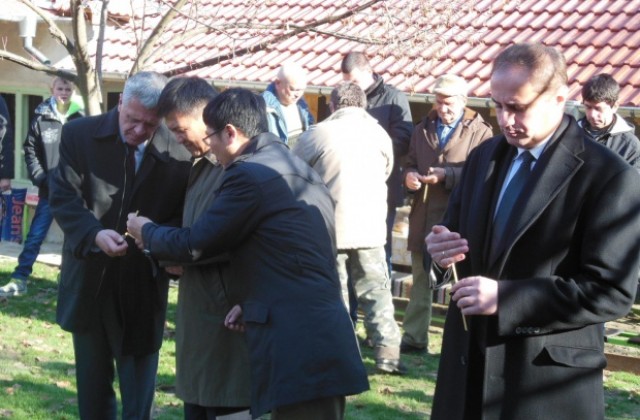 Китайският посланик хапна български боб и риба за Никулден в Слокощица