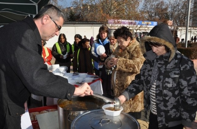 Рибена чорба сгря за Никулден търговци и посетители на димитровградския пазар