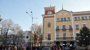 Хасковският общински съвет приема решения под обсада