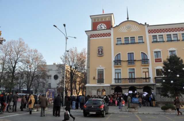 Хасковският общински съвет приема решения под обсада