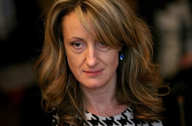 Златанова не подкрепя промени в Конституцията и очаква доклада на ЕК