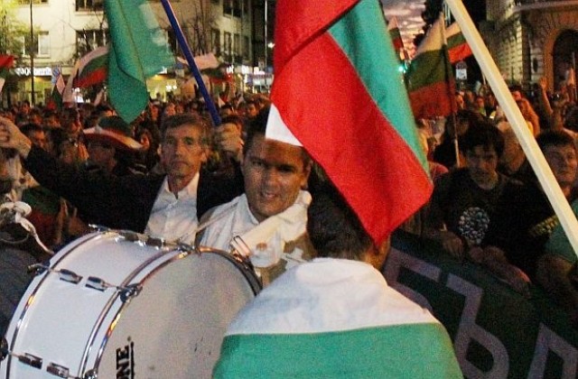 Поредна вечер на протест въпреки студа и снега