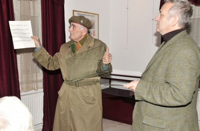 Дариха на музея първото стъкло, произведено в разградския стъклозавод