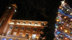 Запалиха светлините на Коледната елха пред Общината
