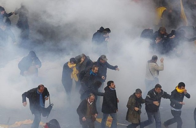 Полицията в Истанбул използва водни струи срещу демонстранти