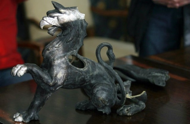 Възстановяват липсващи елементи от паметника на Апостола в столицата