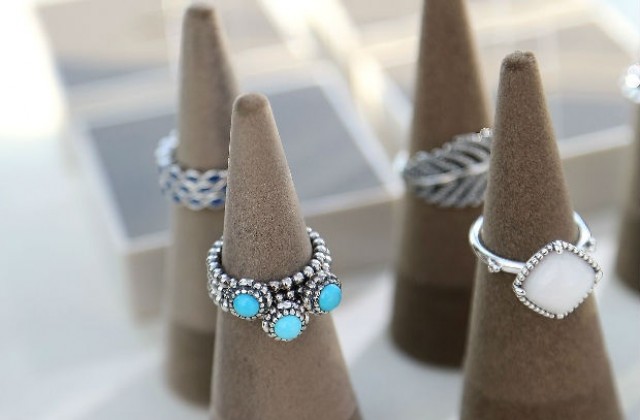 Полицията изтърва пръстен, глътнат и изходен от обирджия