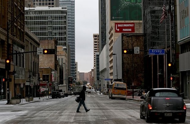 Снежна буря в САЩ, хиляди полети са анулирани
