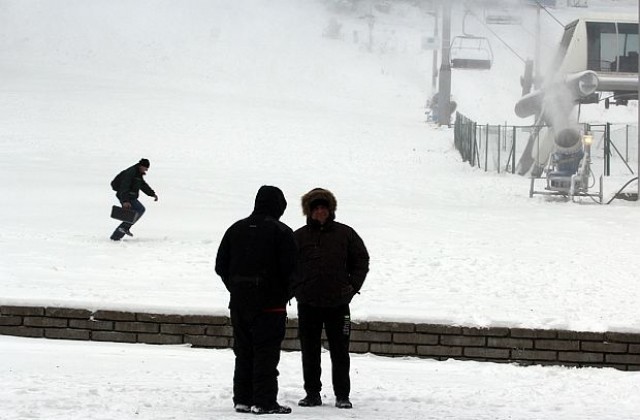 Бурен вятър и минусови температури сковават върховете