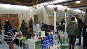 Коледна работилница пред кабинета на кмета направи щастливи децата на