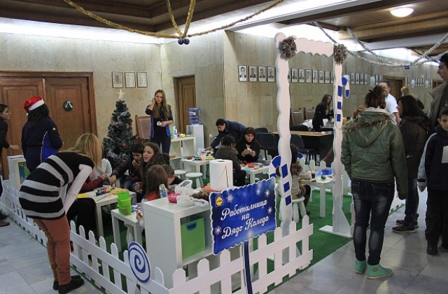 Коледна работилница пред кабинета на кмета направи щастливи децата на В. Търново