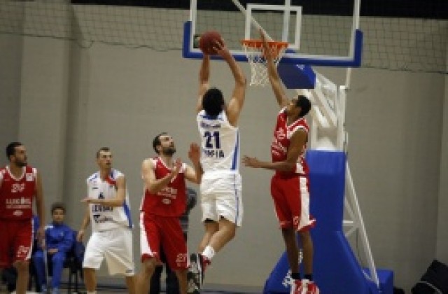 СНИМКИ: Слабо първо дерби Левски-Лукойл, с очакван победител