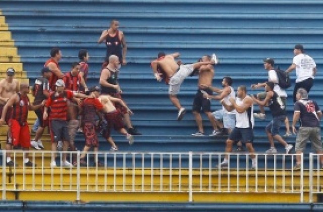 ВИДЕО: Масов бой на стадион в Бразилия прекъсна мач