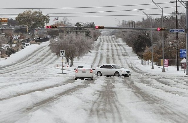 Снежната буря в САЩ отмени хиляди полети и предизвика автомобилни катастрофи