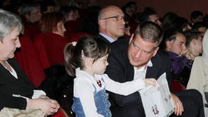 Петгодишната Снежина получи подарък от кмета на Стара Загора Живко