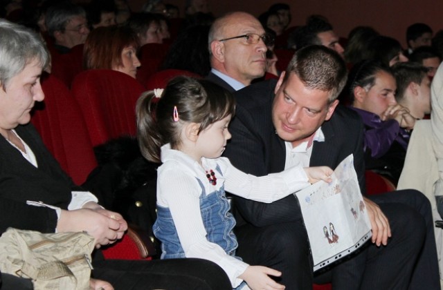 Петгодишната Снежина получи подарък от кмета на Стара Загора Живко Тодоров