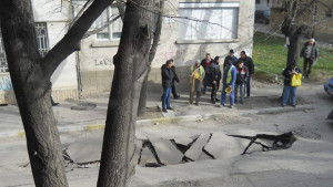 Камион падна в дупка