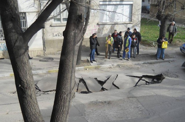 Камион падна в дупка