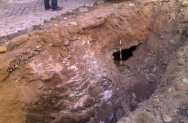 Зид от Чифте баня изскочи при ремонтни дейности на Св.Княз Борис