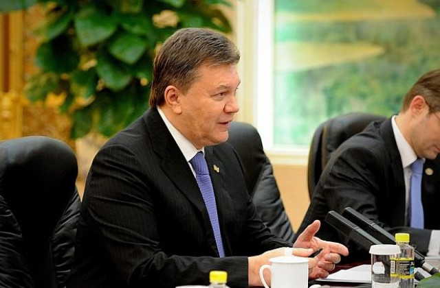 Виктор Янукович ще преговаря с опозицията