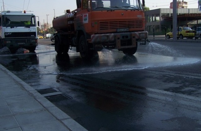 Дават двойно повече пари за миене на улици