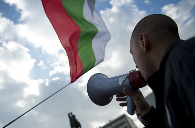 Скромен протест пред сградата на ЕК у нас заради дискриминационното отношение на Великобритания