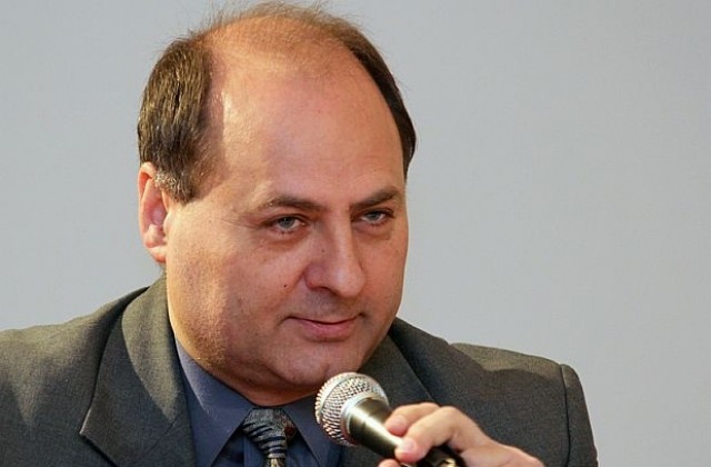 Е. Костадинов: Ще останат съмнения, ако закрият комисията преди да отвори всички архиви на ДС