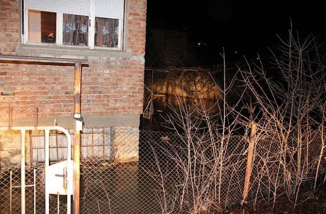 Спукан водопровод потопи къща и кола в Казанлък