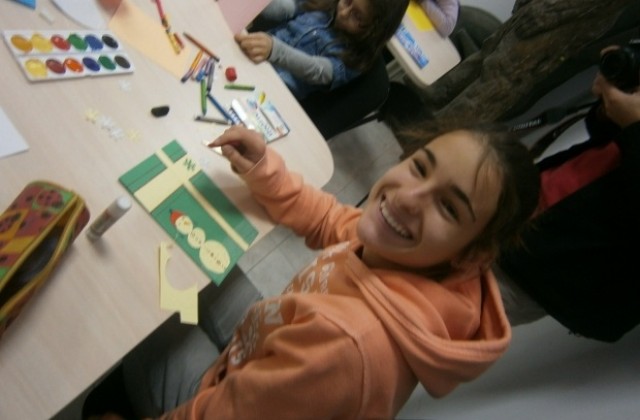 Деца рисуват картички за Българската Коледа