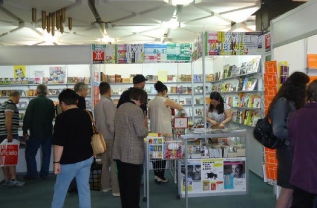 Благотворителен базар събра 823 лв. за деца в риск