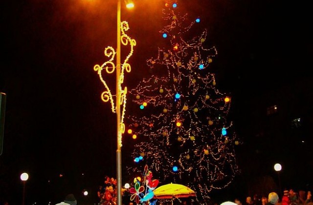 Дядо Коледа в Димитровград с черно кабрио. С 84 000 лампички светна елхата