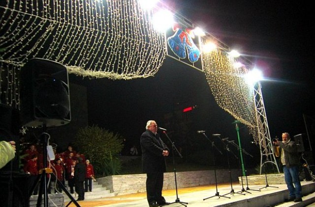 Кметът на Сандански пусна светлините на двете коледни елхи