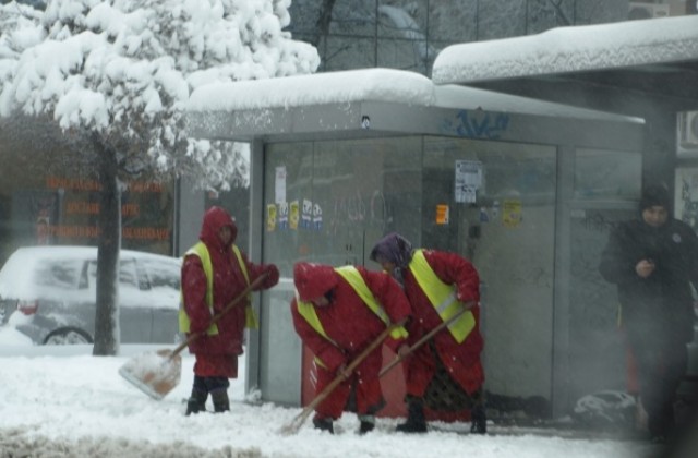 Над 460 жени от „Чистота” „борят” снега в Пловдив