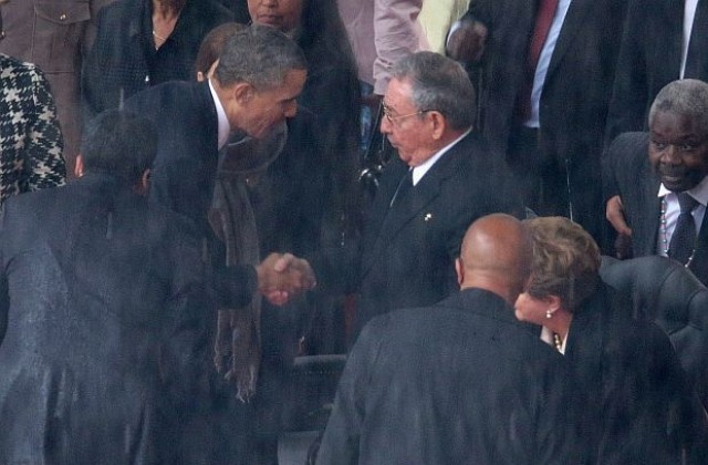 Обама се ръкува с Кастро на церемонията в памет на Нелсън Мандела
