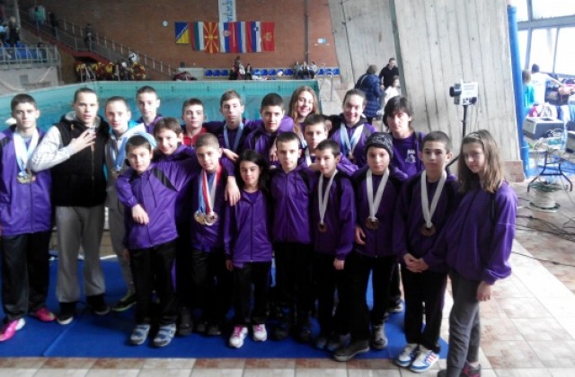 Малките плувци от Етър 2000 обраха медалите в Белград
