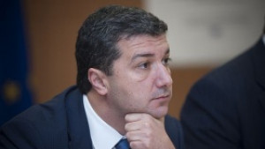 Стойнев иска президентът да не сезира КС за таксата на