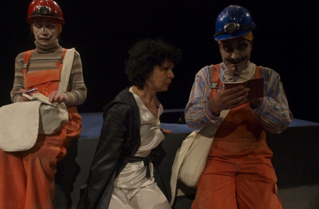 Бизнесмени подаряват билети за театър