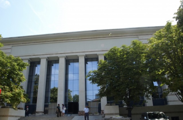 Драмата ще прави подарък за рождения си ден