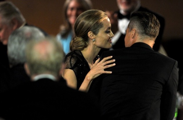 Пит и Джоли ще имат четири сватби