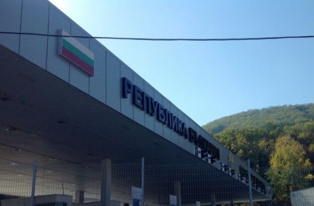 Повреда в системата предизвика километрични опашки на Калотина