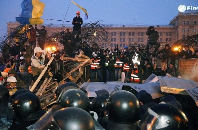 Силите на реда се изтеглиха от позициите си в центъра на Киев