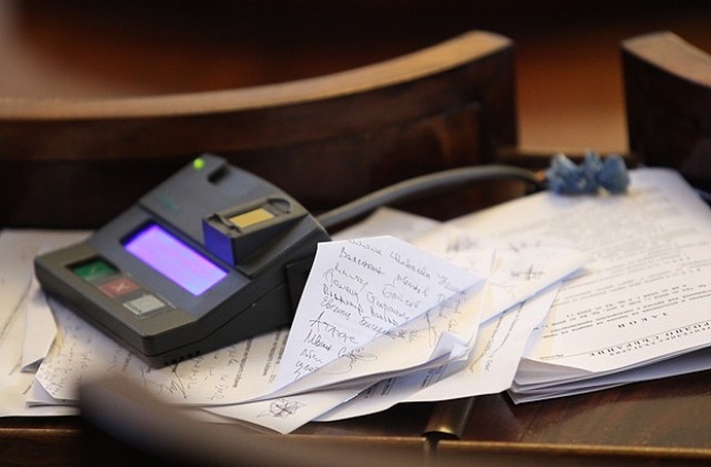 Депутатите обсъждат либерализирането на режима за пушене