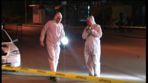 Трима задържани за кражба на крупна сума от бензиностанция в