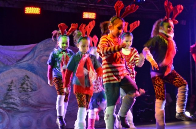 Празничната новогодишна сцена на открито събира малки и големи в Казанлък