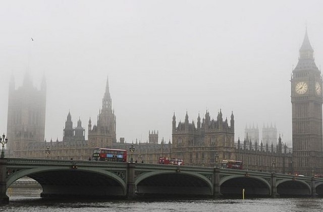 Гъста мъгла остави хиляди пътници по летищата в Лондон